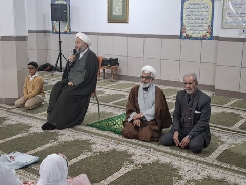 تصاویر/دانش آموزان دختر آران وبیدگلی و روزه اولی ها بر سر سفره ضیافت ماه رمضان درمدرسه ابریشم چی