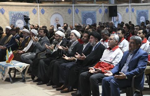 تصاویر| «ضیافت نور» دیدار رمضانی جمعی از خبرنگاران، مسئولین و کارکنان صداوسیما، هلال احمر و برخی از دستگاه های اجرایی با نماینده ولی فقیه در فارس