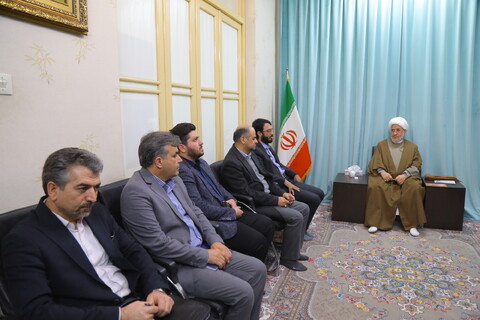 تصاویر/ دیدار مشاور وزیر و رئیس مرکز بازرسی وزارت تعاون، کار و رفاه اجتماعی با آیت الله اراکی