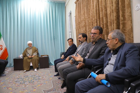 تصاویر/ دیدار مشاور وزیر و رئیس مرکز بازرسی وزارت تعاون، کار و رفاه اجتماعی با آیت الله اراکی