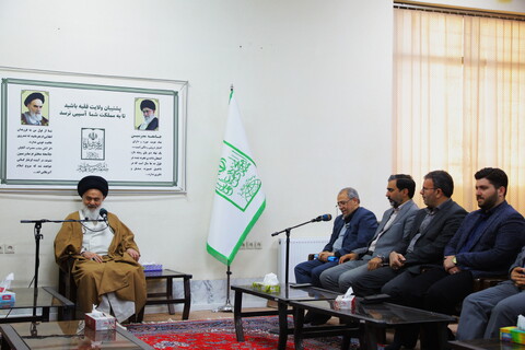 تصاویر/ دیدار مشاور وزیر و رئیس مرکز بازرسی وزارت تعاون، کار و رفاه اجتماعی با آیت الله حسینی بوشهری