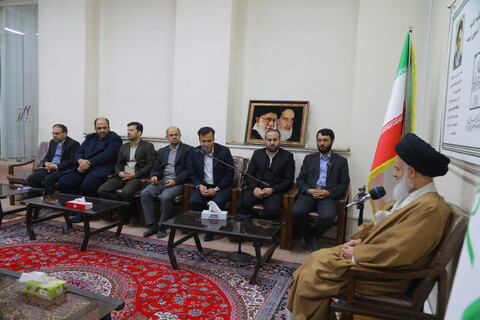 تصاویر/ دیدار مشاور وزیر و رئیس مرکز بازرسی وزارت تعاون، کار و رفاه اجتماعی با آیت الله حسینی بوشهری