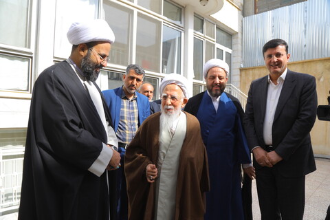 تصاویر / کاشت نهال توسط آیت الله العظمی جوادی آملی در هفته درختکاری