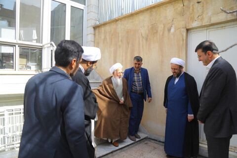 تصاویر / کاشت نهال توسط آیت الله العظمی جوادی آملی در هفته درختکاری
