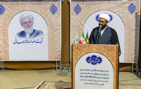 تصاویر| «ضیافت نور» دیدار رمضانی طلاب و جمعی از اقشار مختلف مردم با نماینده ولی فقیه در فارس: