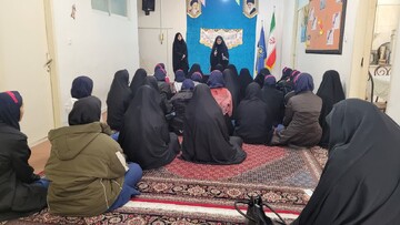 تصاویر/ بازدید دانش آموزان دبیرستان راضیه از مدرسه علمیه الهیه ساوه