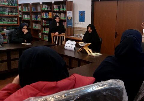 تصاویر/دانش آموزان مقطع متوسطه دوم نیکان خمین از مدرسه علمیه هاجر این شهرستان