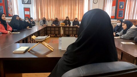 تصاویر/دانش آموزان مقطع متوسطه دوم نیکان خمین از مدرسه علمیه هاجر این شهرستان