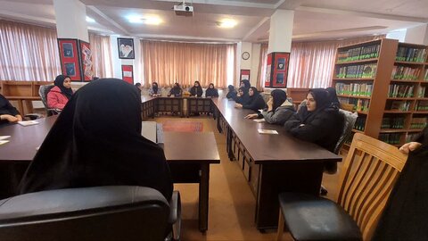 تصاویر/دانش آموزان مقطع متوسطه دوم نیکان خمین از مدرسه علمیه هاجر این شهرستان