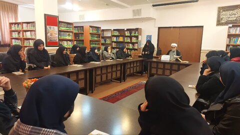 تصاویر/دانش آموزان مقطع متوسطه دوم نیکان خمین از مدرسه علمیه هاجر این شهرستان