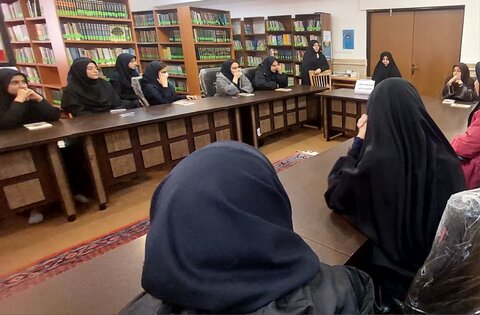 تصاویر/دانش آموزان مقطع متوسطه دوم نیکان خمین از مدرسه علمیه هاجر این شهرستان