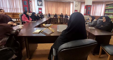 تصاویر/دانش آموزان مقطع متوسطه دوم نیکان خمین از مدرسه علمیه هاجر این شهرستان