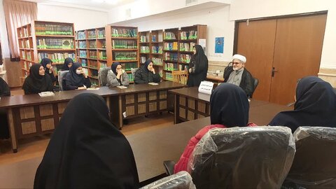 تصاویر/دانش آموزان مقطع متوسطه دوم نیکان خمین از مدرسه علمیه هاجر این شهرستان