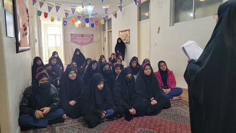 تصاویر/بازدید دانش آموزان دبیرستان راضیه از مدرسه علمیه الهیه ساوه