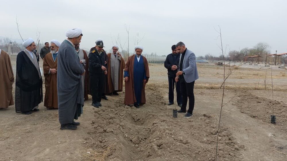 کاشت نهال درخت در اردوگاه شهید مدرس حوزه علمیه اصفهان + عکس