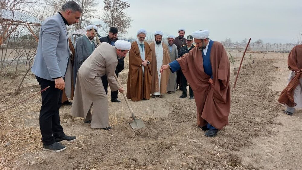 کاشت نهال درخت در اردوگاه شهید مدرس حوزه علمیه اصفهان + عکس