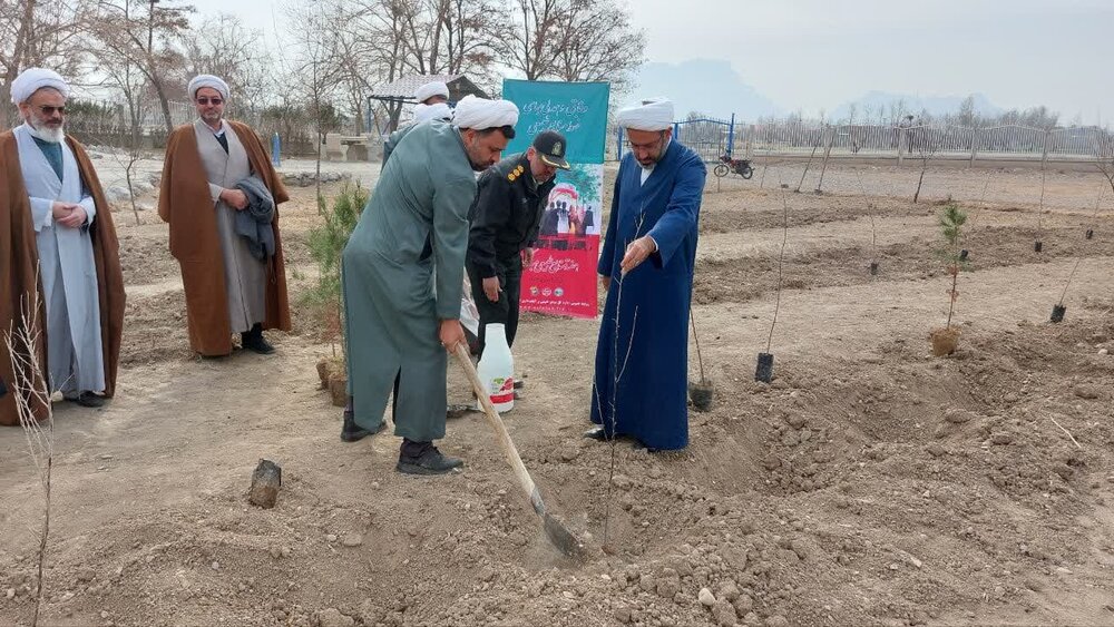 کاشت نهال درخت در اردوگاه شهید مدرس حوزه علمیه اصفهان + عکس