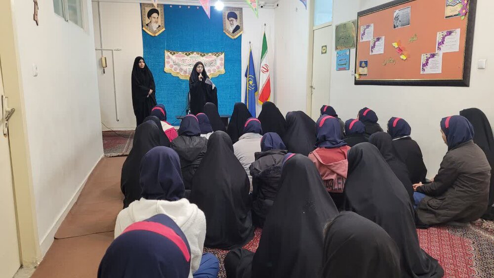 بازدید دانش‌آموزان دبیرستان راضیه از مدرسه علمیه الهیه ساوه