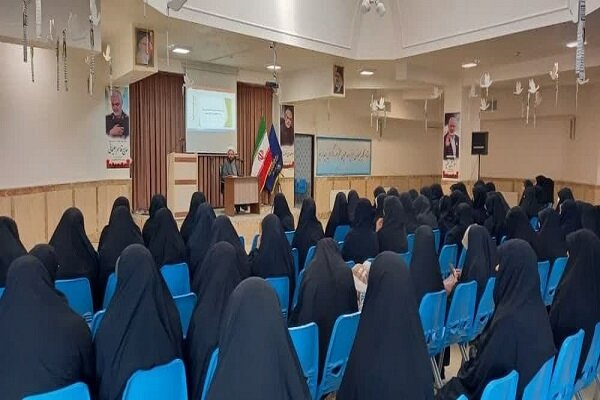 بانوان طلبه با تلاش‌های علمی خود به مطالبات مردم پاسخ دهند