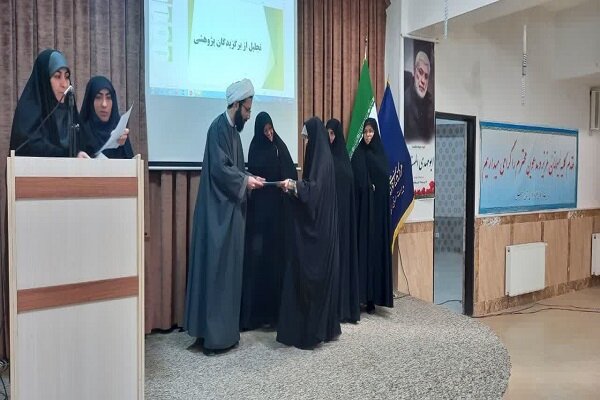 بانوان طلبه با تلاش‌های علمی خود به مطالبات مردم پاسخ دهند