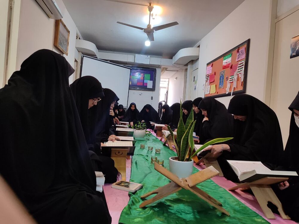 محفل انس با قرآن و تفسیر آیات مقاومت در مدرسه علمیه الهیه ساوه
