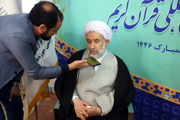 بازدید رئیس جامعه المصطفی العالمیه از غرفه خبرگزاری حوزه در نمایشگاه قرآن