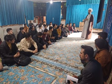 تصاویر/ حضور جمعی از دانش آموزان دبیرستان شهید مطهری در مدرسه علمیه شهرستان ماکو