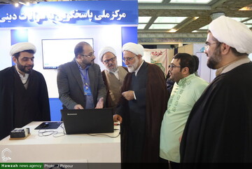 بازدید قائم‌مقام مدیر حوزه علمیه قم از بخش حوزوی نمایشگاه قرآن + عکس