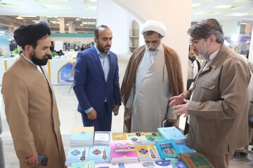 بازدید مسئول مرکز ارتباطات حوزه و نظام از بخش حوزوی نمایشگاه قرآن