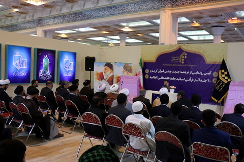 تصاویر/ رونمایی از ترجمه جدید چینی قرآن در سی و دومین نمایشگاه بین المللی قرآن کریم