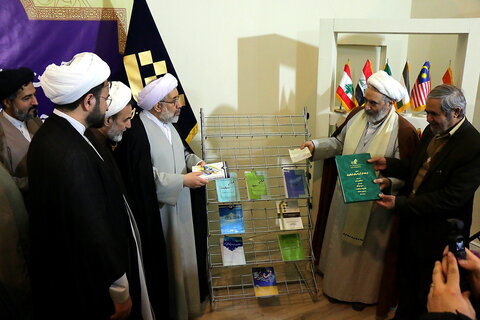 تصاویر/ رونمایی از ترجمه جدید چینی قرآن در سی و دومین نمایشگاه بین المللی قرآن کریم
