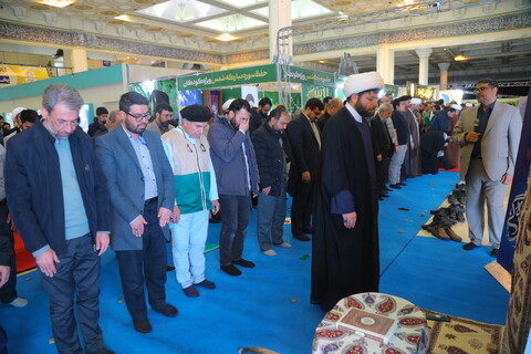 تصاویر / اقامه نماز جماعت در سی و دومین نمایشگاه بین المللی قرآن کریم