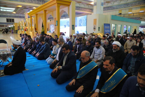 تصاویر / اقامه نماز جماعت در سی و دومین نمایشگاه بین المللی قرآن کریم