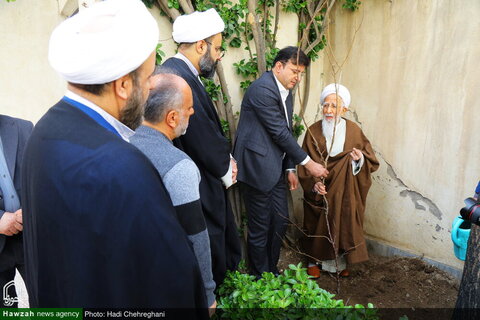 Photos/Plantation d'arbres par l'Ayatollah Javadi Amali à l'occasion de la Journée nationale de l'arbre