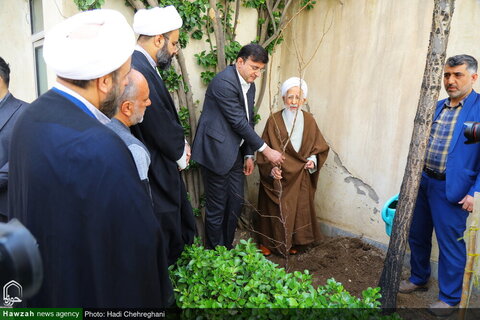 Photos/Plantation d'arbres par l'Ayatollah Javadi Amali à l'occasion de la Journée nationale de l'arbre