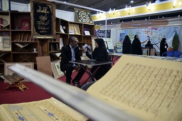 نمایش نسخه‌های نفیس قرآنی با قدمت ۷۰۰سال در نمایشگاه قرآن و عترت
