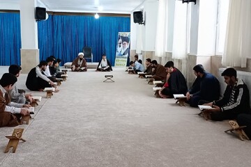 تصاویر/ مراسم جزءخوانی قرآن کریم و پایش قرآنی طلاب در مدرسه علمیه شاهین دژ