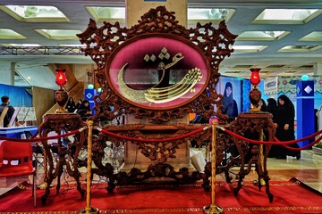 فیلم| محسن قدوسی طراح تابلوی نائب عشق از مراحل ساخت تابلو می‌گوید