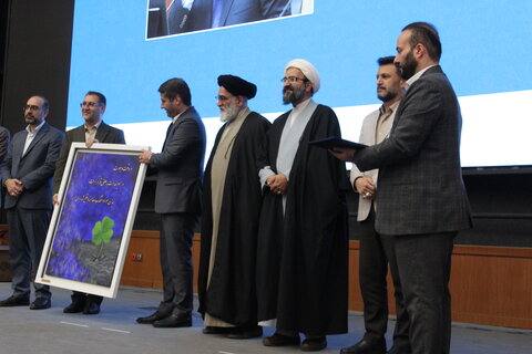 تصاویر حضور حجت الاسلام والمسلمین رحیمی صادق مدیر حوزه علمیه استان تهران در همایش تربیت صالح