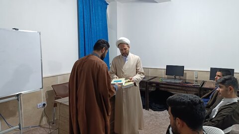 تصاویر/ جزءخوانی قرآن کریم و پایش قرآنی طلاب در مدرسه علمیه شاهین دژ