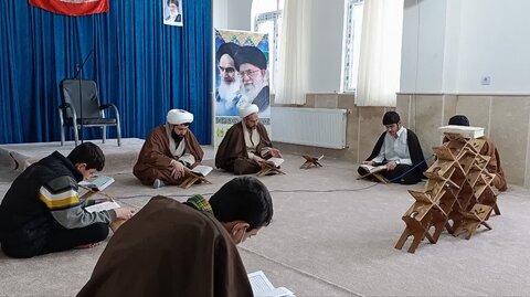 تصاویر/ جزءخوانی قرآن کریم و پایش قرآنی طلاب در مدرسه علمیه شاهین دژ