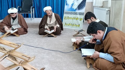 تصاویر/ جزءخوانی قرآن کریم و پایش قرآنی طلاب در مدرسه علمیه شاهین دژ