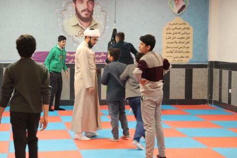 تصاویر/ حضور دانش آموزان مدرسه شاهد اهل قلم در مدرسه علمیه امام خامنه‌ای ارومیه