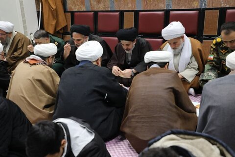 تصاویر/ حضور نماینده ولی فقیه در بین روزه داران سلماس