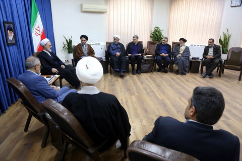 تصاویر/ دیدار اعضای کنگره بزرگداشت آیت الله العظمی بروجردی(ره) با آیت الله اعرافی