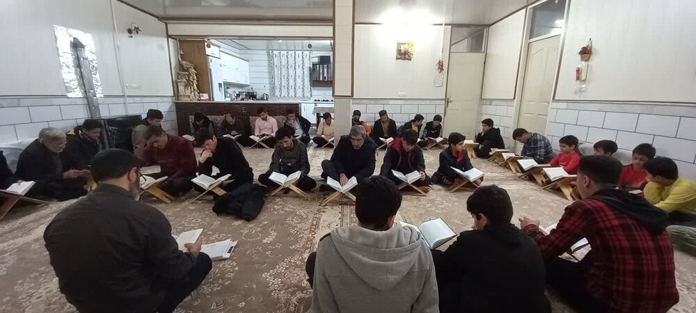 تصاویر/ حضور نوجوانان حسین آبادکویر در جلسه خانگی قرائت قرآن کریم