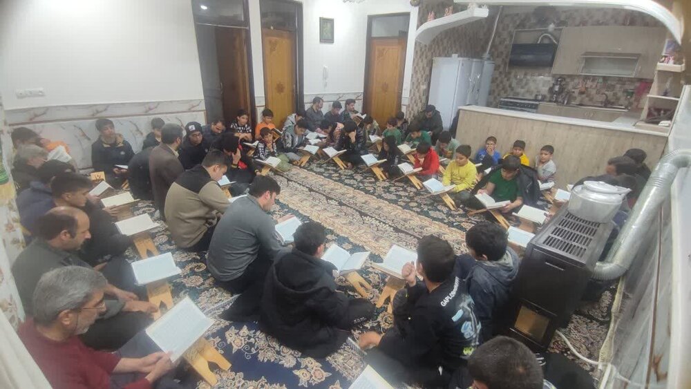 تصاویذ/حضور نوجوانان حسین آبدکویر در جلسه خانگی قرائت قرآن کریم
