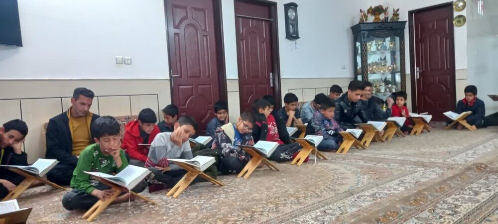 تصاویذ/حضور نوجوانان حسین آبدکویر در جلسه خانگی قرائت قرآن کریم