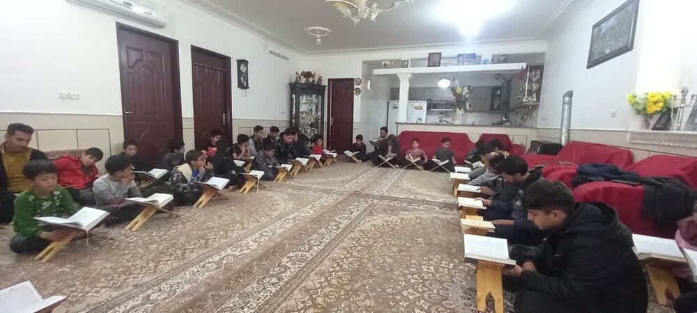 تصاویذ/حضور نوجوانان حسین آبدکویر در جلسه خانگی قرائت قرآن کریم