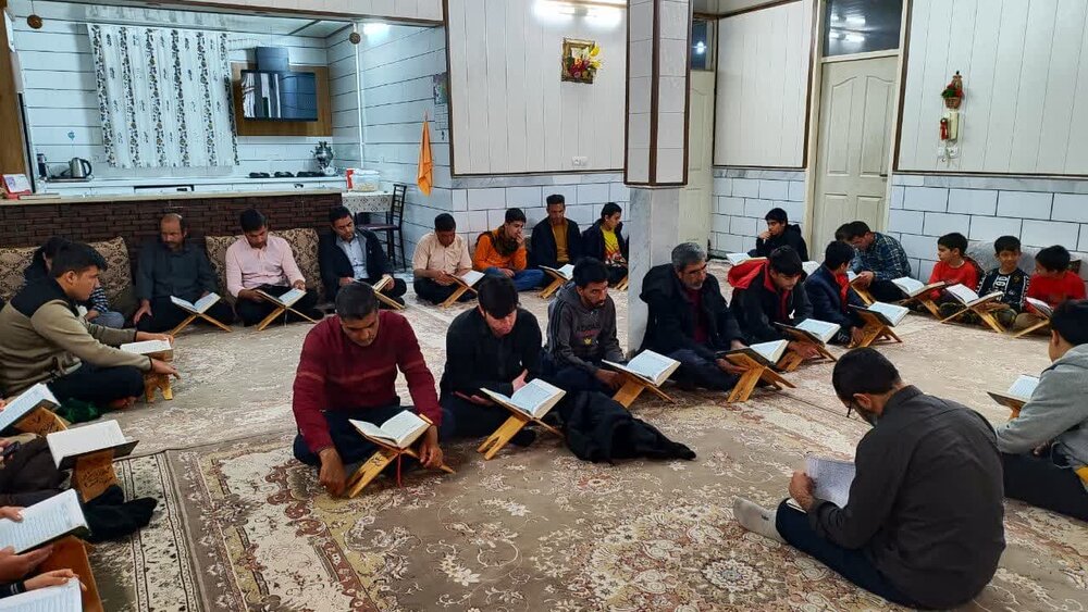 تصاویذ/حضور نوجوانان حسین آبدکویر در جلسه خانگی قرائت قرآن کریم